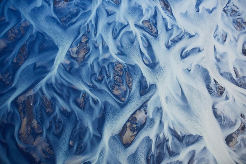 Ледниковые реки Исландии. Тодоров сделал фото с самолёта на высоте около 305 метров.
