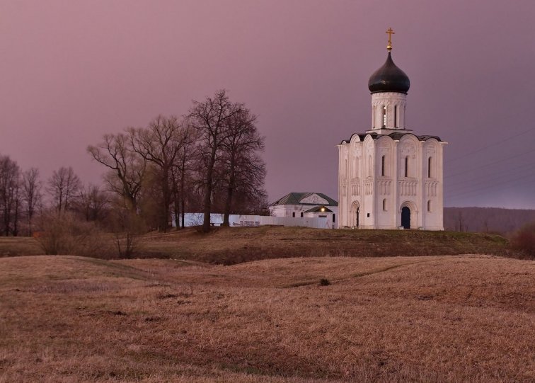 Храм Покрова на Нерли в вечернем свете