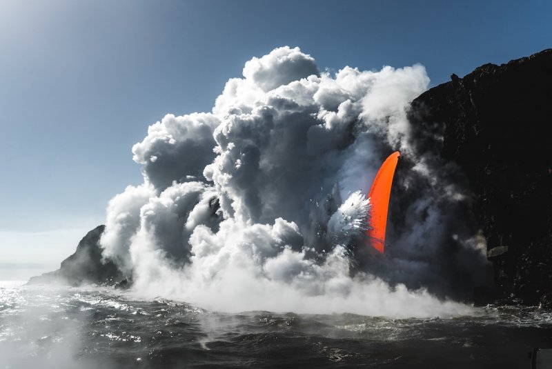 Излив лавы в Национальном парке вулканов на Гавайских островах.