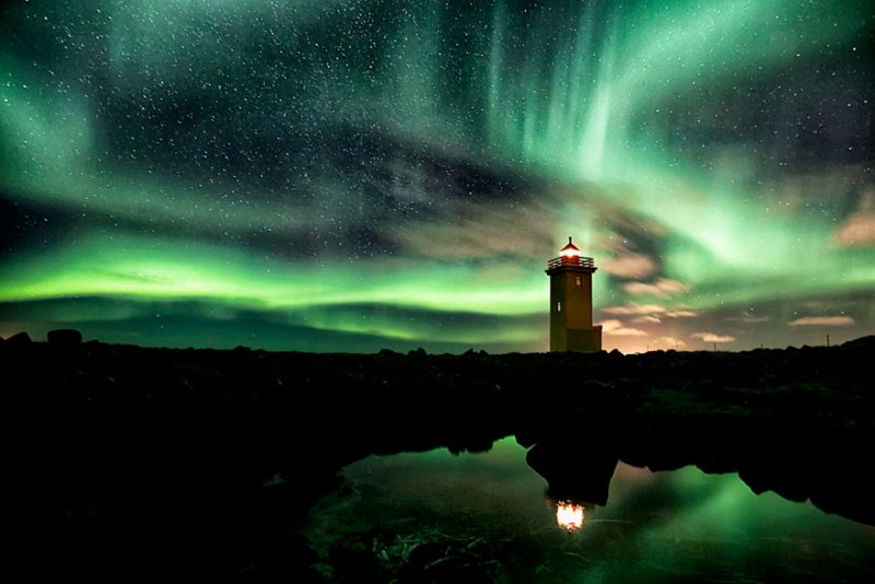 Маяк и северное сияние, Исландия. Фото: Gunnar Gestur