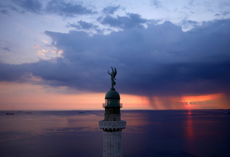 маяк Победы в городе Триест
