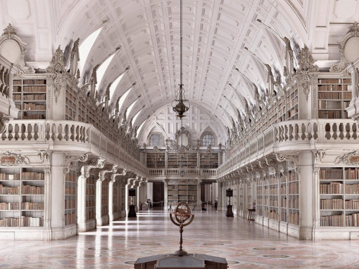 Библиотека при дворце-монастыре да Марфа. Марфа, Португалия.