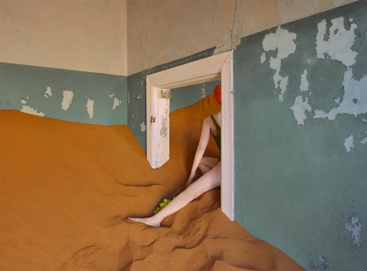 Фотосерия «Еда делает сюрреалистичные вещи в пустыне» - №5