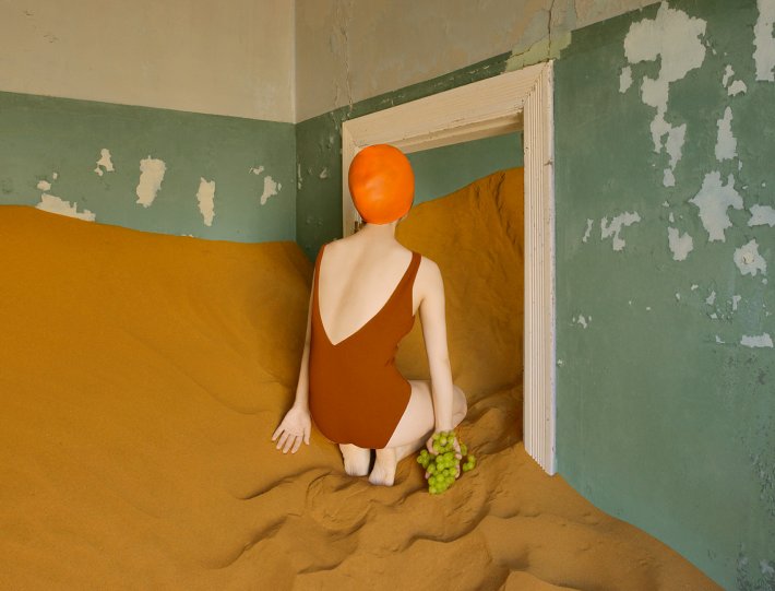 Фотосерия «Еда делает сюрреалистичные вещи в пустыне» - №11