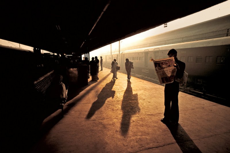 Железнодорожная платформа в Дели, Индия, 1983