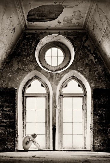 Обнажённая у окна в руинах в Эдинбурге.