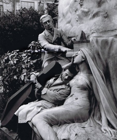 Морис Баке у памятника «Шопен и его муза».