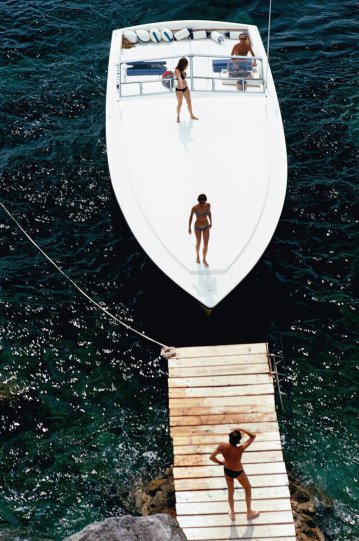Моторная лодка у частного причала Hotel Il Pellicano в Порто-Эрколе, Италия, 1973 год.