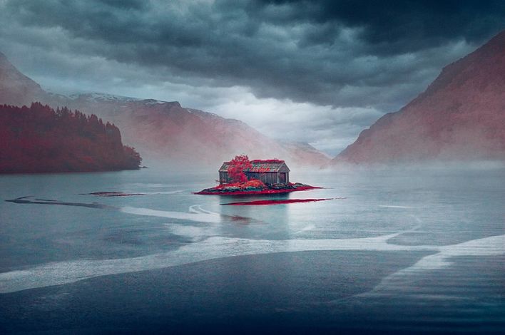«Норвегия, дом из сна», Янн Филипп, категория «пейзаж, инфракрасная съёмка, цвет».