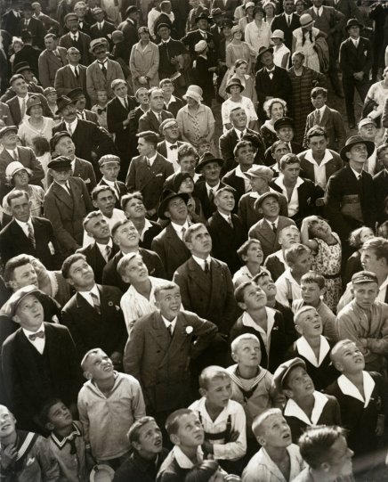 Зрители на спортивном мероприятии, 1933 год.