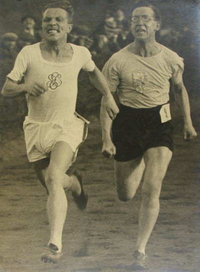 Пал Кирали и Иштван Кульчар пересекают финишную черту, Венгрия, 1924 год.