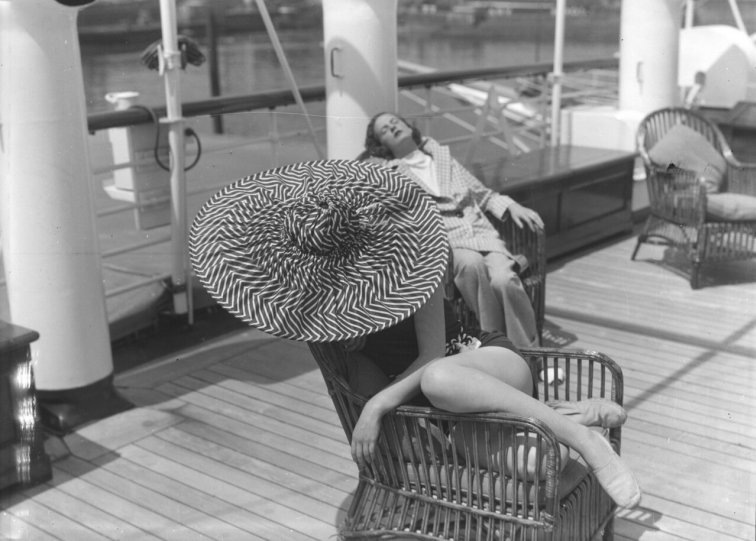 Женщины, отдыхающие на яхте, 1934 год.