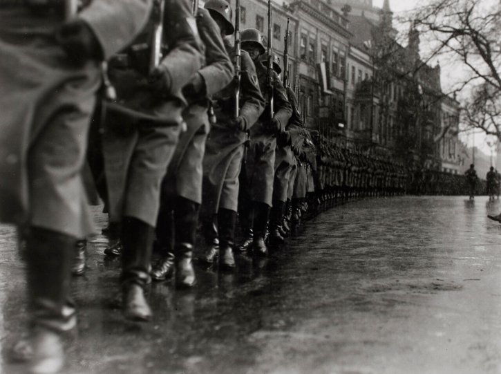Марширующие солдаты, Потсдам, 1933 год.