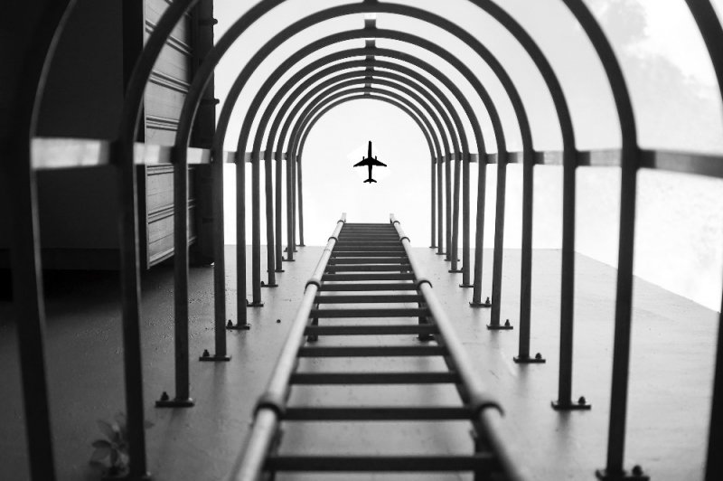 Cнимок фотографа Чая Ю Вэя, который стал победителем в конкурсе Nikon. Изображение летящего самолёта автор добавил в редакторе.