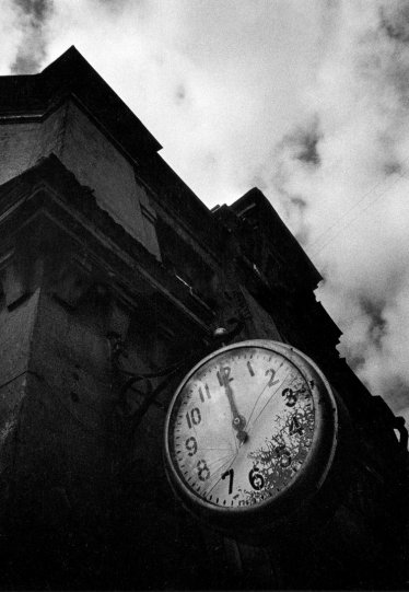 «Разбитые часы». Фотограф Леонид Богданов.