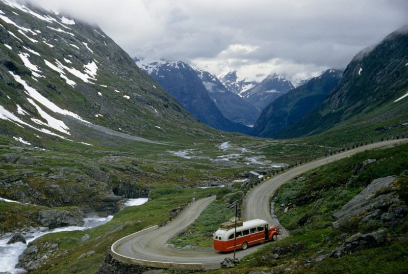 Автобус на горной дороге.