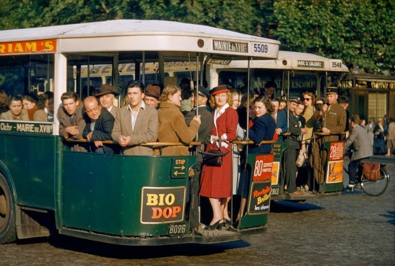 Переполненный транспорт, Париж, 1950-е года.