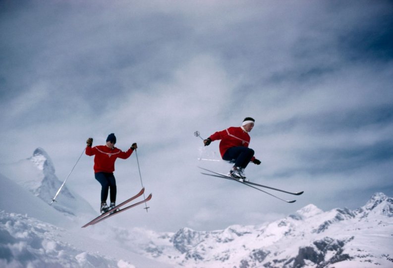 Швейцарские лыжники на фоне горы Маттерхорн.