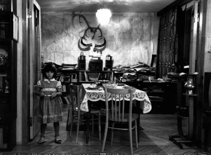 Маленькая девочка ждёт гостей своих родителей к ужину, 1989 год.