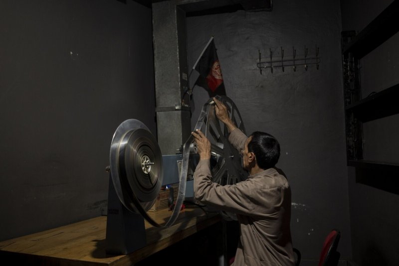 Победитель, Азия, 2022. Работник закрытого талибами кинотеатра проверяет плёнки на повреждение. Кабул, Афганистан, 4 ноября 2021 года. Автор Брэм Янссен.