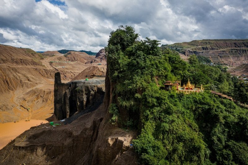 2 место в категории «Окружающая среда», 2021. Половину горы занимает буддийский храм, а вторая вырублена техникой для добычи нефрита. Штат Качин, Мьянма, 15 июля, 2020 года. Автор Хкун Лат.