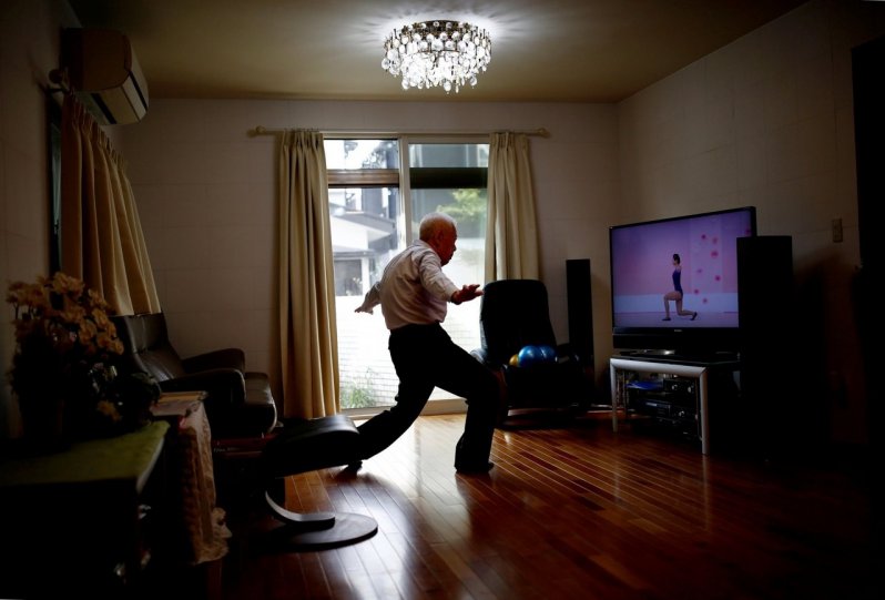 3 место в категории «Спорт», 2020. «Японские ветераны регби». 86-летний Рюичи Нагаяма делает физические упражнения дома в Токио. Автор Ким Кён Хун.
