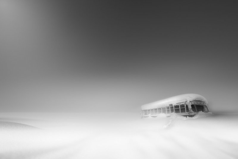 «Автобус, брошенный в снегу». Сибецу, Хоккайдо. Фотограф Рой Ивасаки.