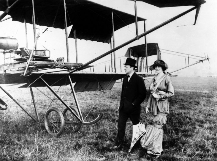 Уинстон Черчилль с женой Клементиной рядом с ранним самолетом в Хендоне, 1914 год.