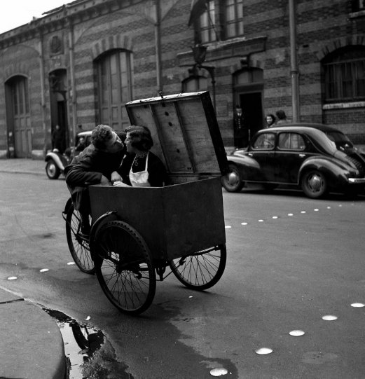 Париж, 1950 год. Фотограф Робер Дуано.