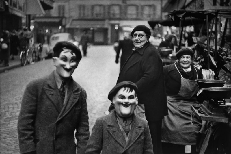 Дети в масках, Париж, Франция, 1949 год. Фотограф Эллиотт Эрвитт.
