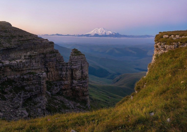 Эльбрус на рассвете, вид с плато Бермамыт. Фотограф Фёдор Лашков.