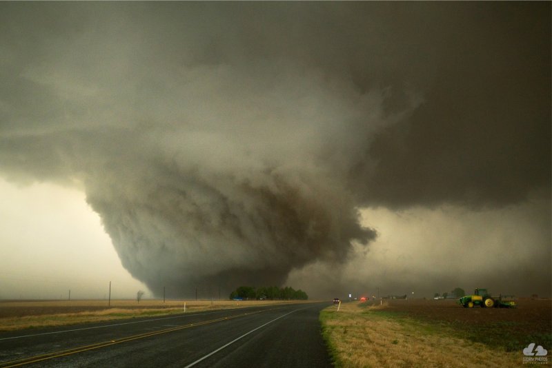 Автор Christophe Asselin. Снято в Мортоне (Техас, США). 2-е место в номинации «Торнадо. Фото года».