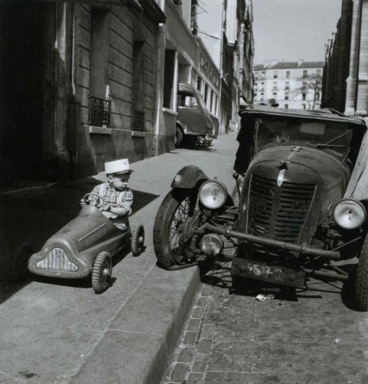 Автомобили. Париж, 1956 год. Фотограф Робер Дуано.