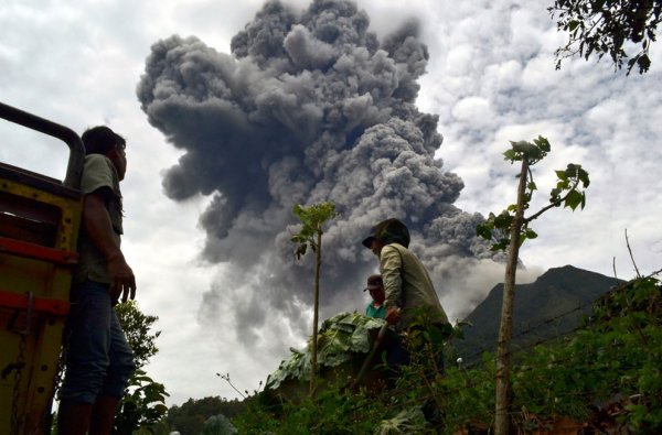 Новости в фотографиях - Мощное извержение вулкана Синабунг - №2