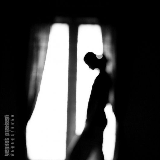 Взгляд в окно - искусство черно-белых фото - №13