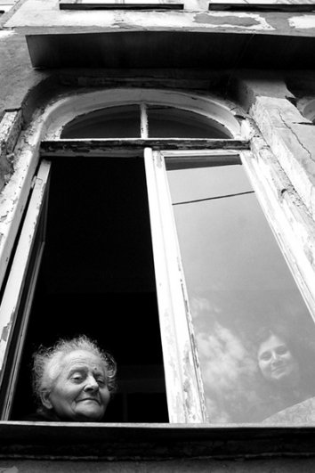 Взгляд в окно - искусство черно-белых фото - №29