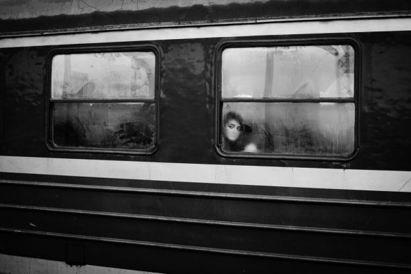 Взгляд в окно - искусство черно-белых фото - №33