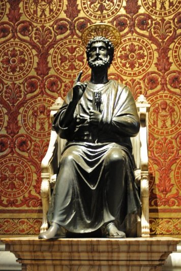 Статуя св. Петра XIII в., приписываемая Арнольфо ди Камбио. Статуе приписываются чудодейственные свойства, и многочисленные паломники благоговейно прикладываются губами к бронзовой ноге.