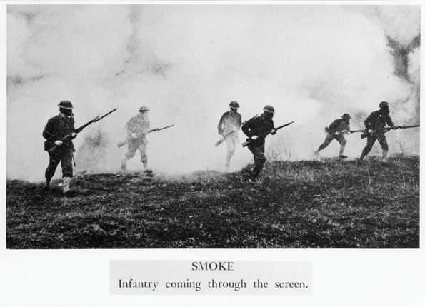 Неизвестный фотограф. Газовая атака. Солдаты, выходящие из дыма. 1914-1918. © Photothèque CICR (DR)