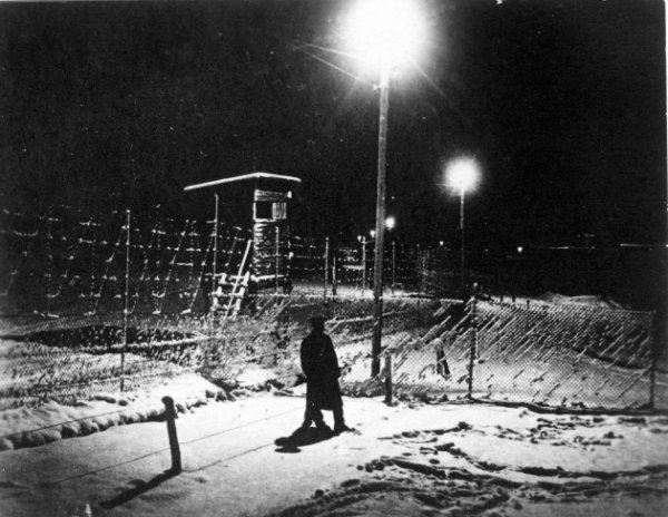 Неизвестный автор. Лагерь военнопленых в Хользминдене. Ночью в лагере. Германия, 1914-1918. © Photothèque CICR (DR)