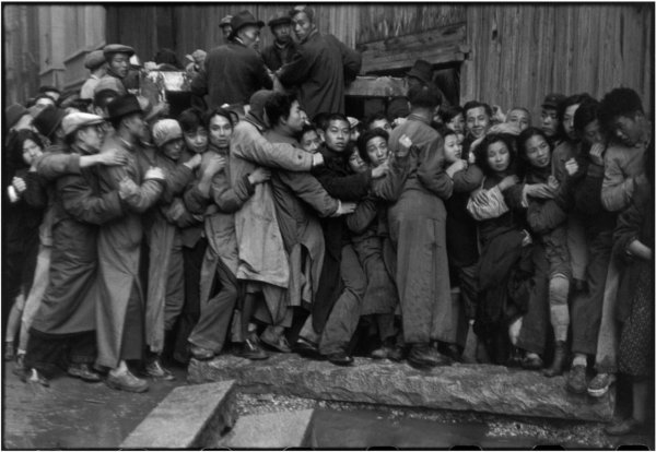 Последний день раздачи золота Куомитангом. Шанхай, Китай, 1949 г. Уличные фото