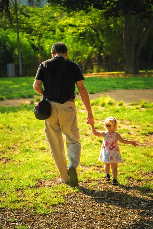 Дедушка с внучкой - Сергей Савич