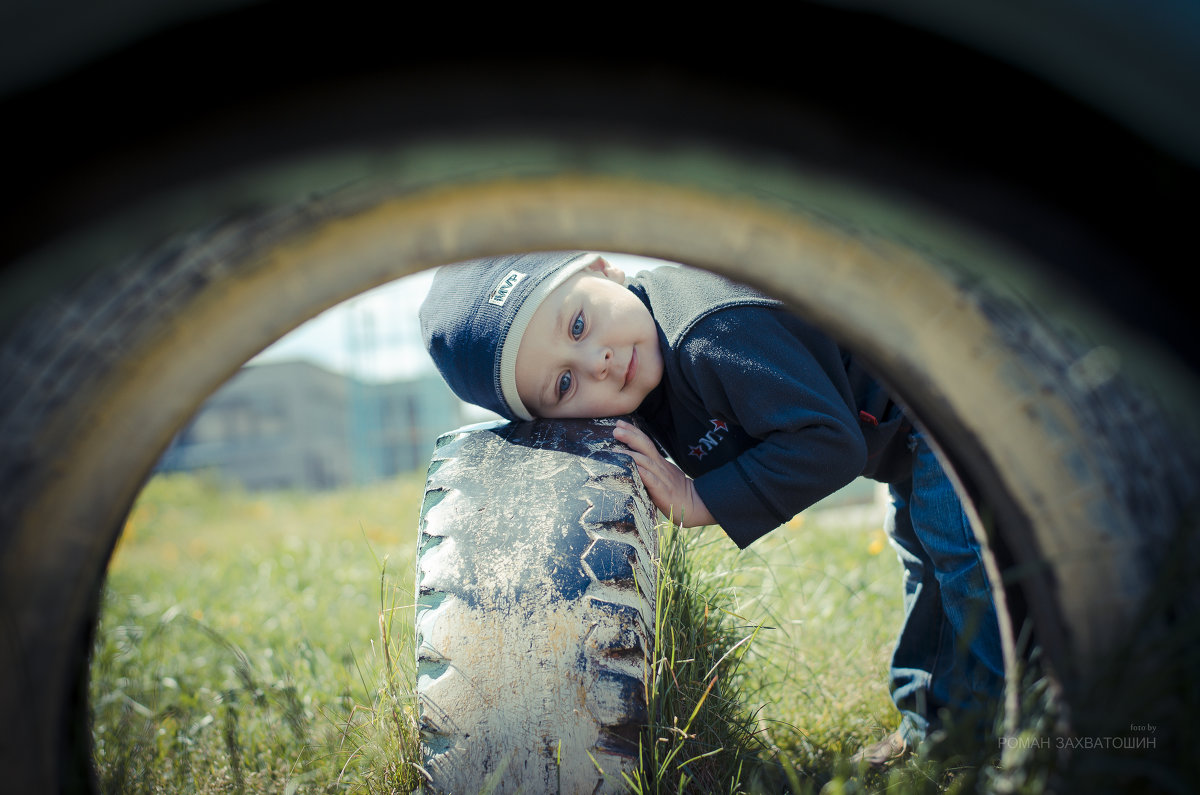 И поднимал он тяжелые шины и говорил с ними, вспоминая их "имена" - Роман Захватошин