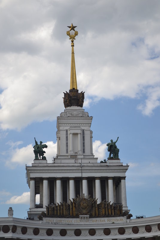 На ВДНХ - Евгений Пикаревский