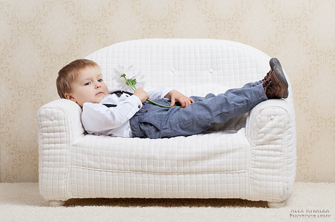 Мальчик и диванчик - Александр Рыбалка