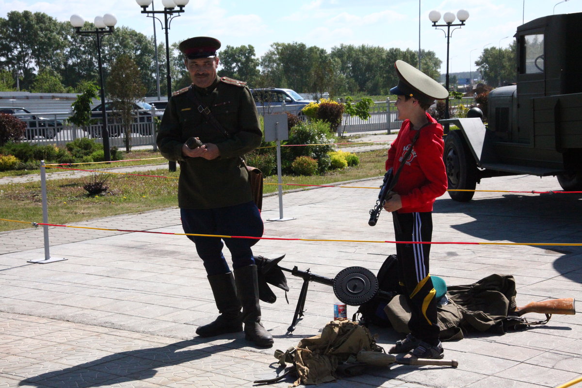 Чё, пацан, бум мочить фашистов... - Сеня Полевской