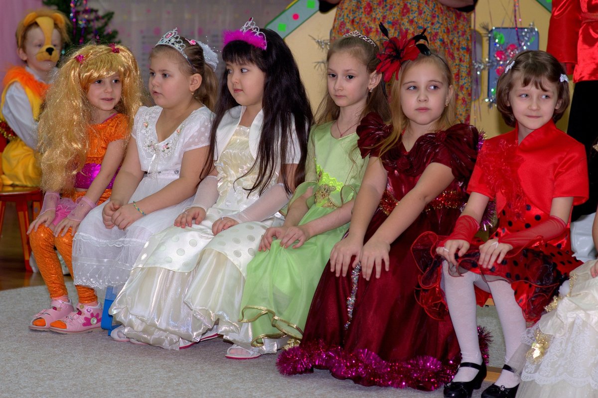 Сидят девчонки,сидят в сторонке... - Лариса Красноперова