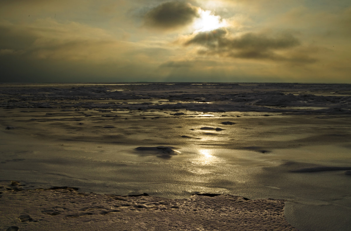 " Море вот оно - стоит. " - Константин Бобинский