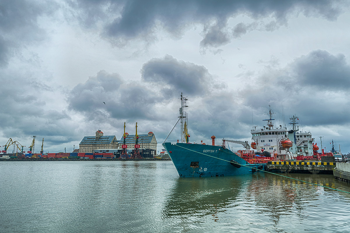 Порт. Дождь. - vik zhavoronka