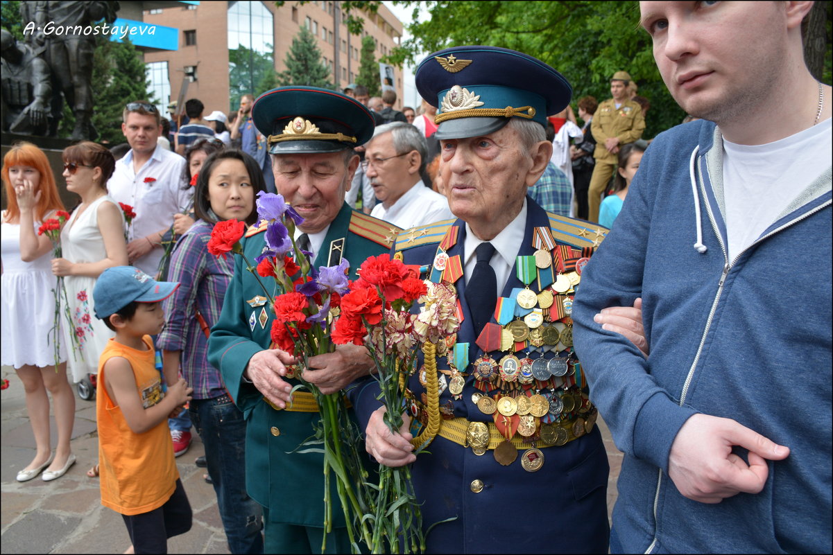 Поклонимся им низко, до земли. - Anna Gornostayeva